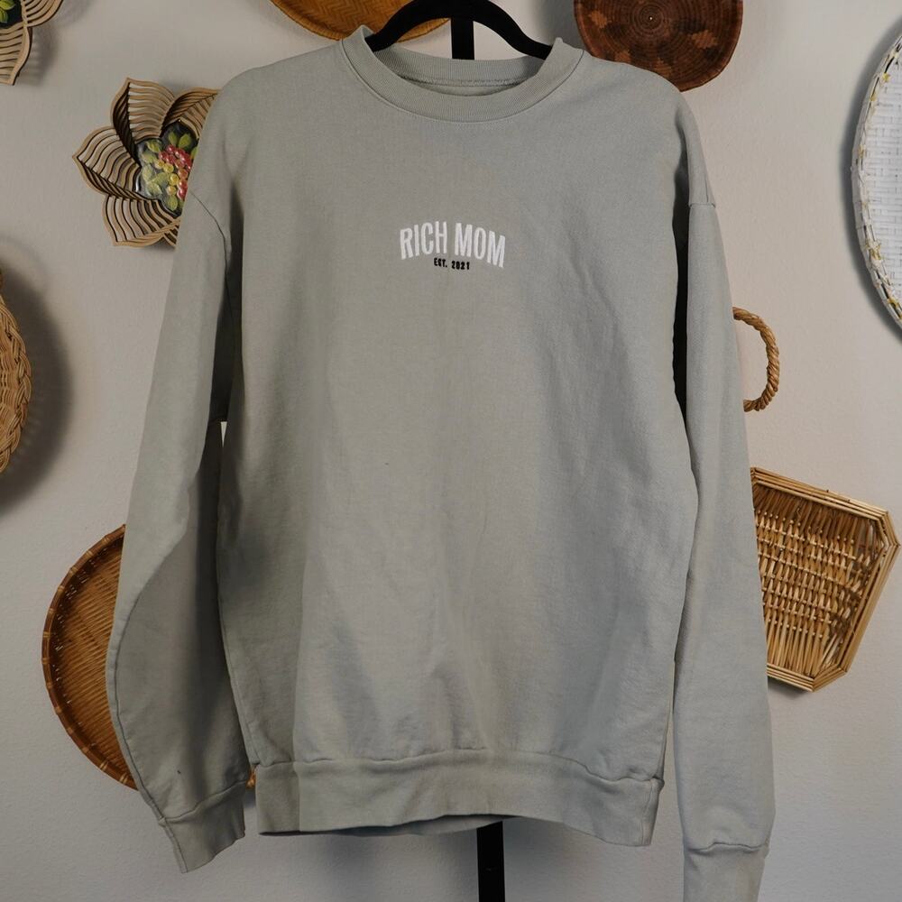 Rich Mom Embroidered Pullover Long Sleeve Sweatshirt Sage Green‎ SZ Medium